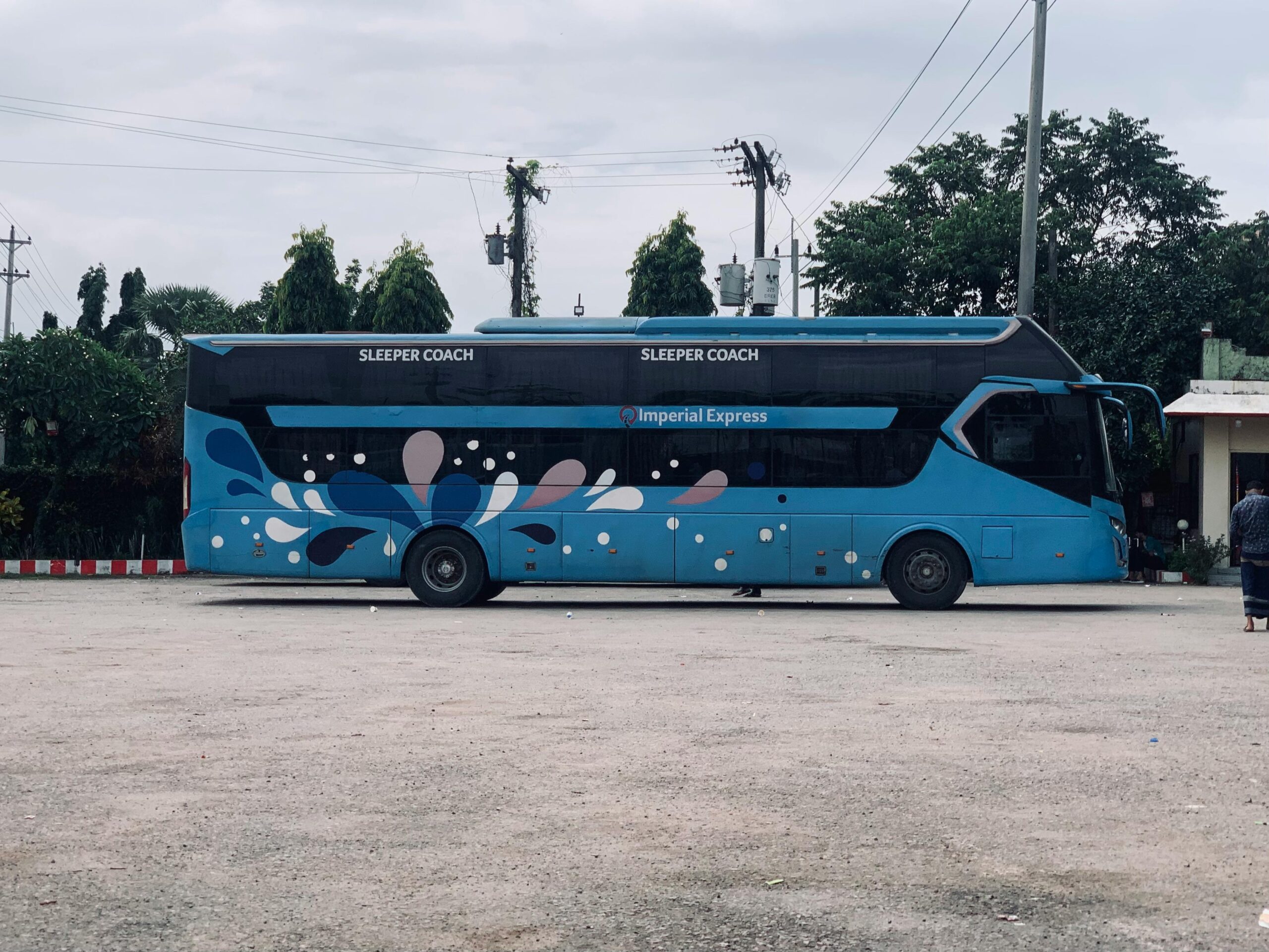 Diagram comparing standard bus vs luxury bus features