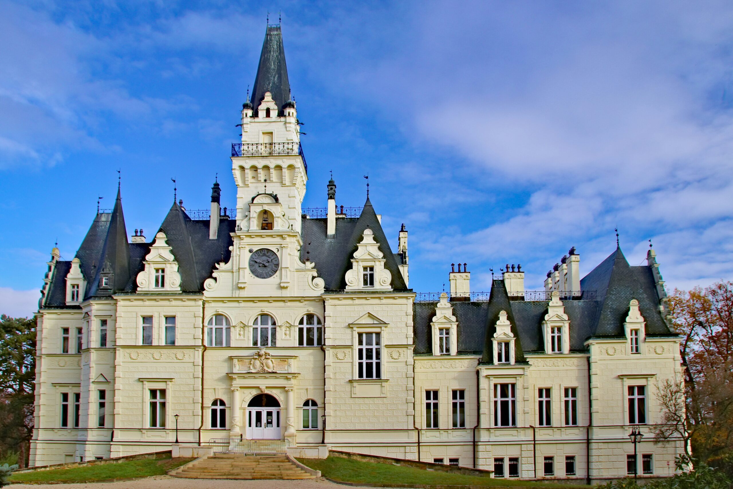 Luxury Castle Stay Included in Premium Bus Tour Package
