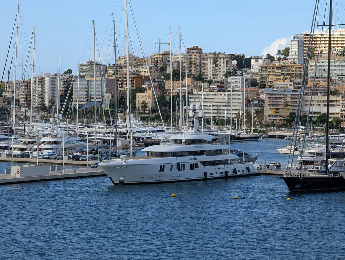 Stunning view of Yosemite National Park seen from a luxury tour bus window