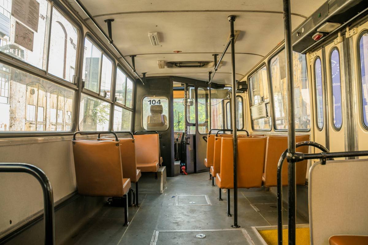 Bar chart showing 27% annual growth in luxury bus tourism from 2022–2024, sourced from Statista and Allied Market Research