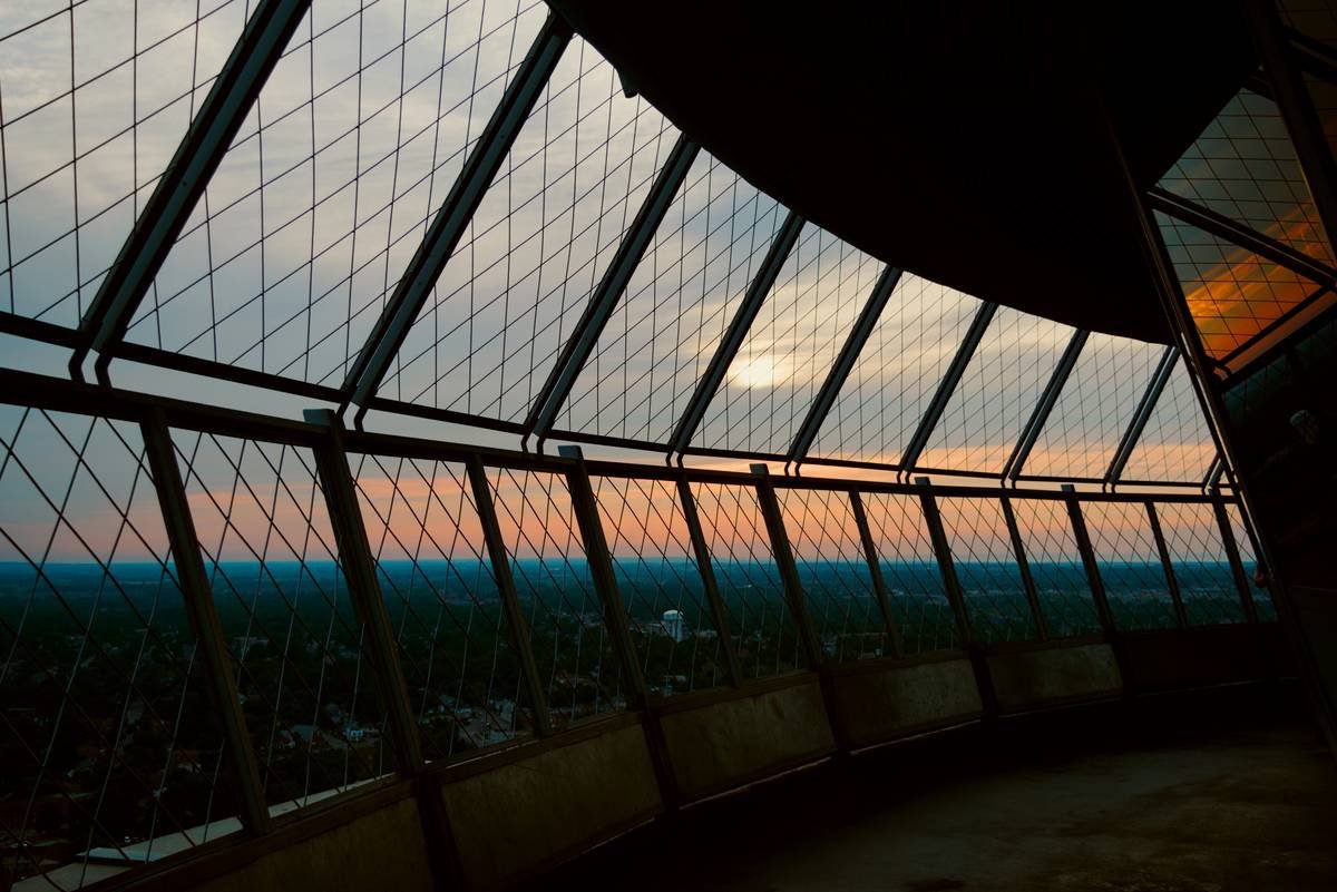 Comparison chart showing standard vs luxury bus features: seating space, Wi-Fi quality, restroom cleanliness, climate control, and staff training