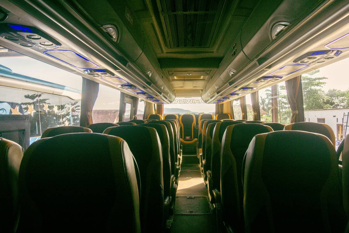 Side-by-side comparison: budget vs. true luxury bus features including seat pitch, guide expertise, meal quality, and vehicle age