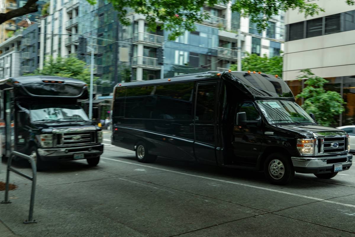 Infographic comparing standard vs. elite luxury bus features: seat pitch, Wi-Fi reliability, restroom quality, guide expertise, and meal service
